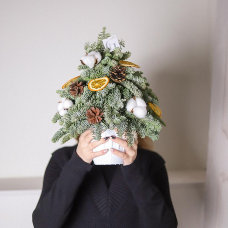 Brad de Craciun cu bumbac, conuri de pin si portocala [1]