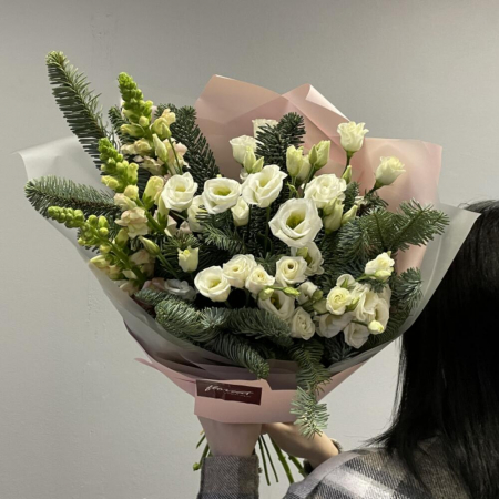 Ocazii - Buchet cu Lisianthus Alb și Brad Natural