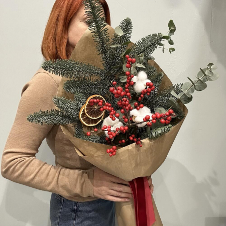Ocazii - Buchet de Iarnă cu Brad, Ilex, Bumbac și Accesorii Festive
