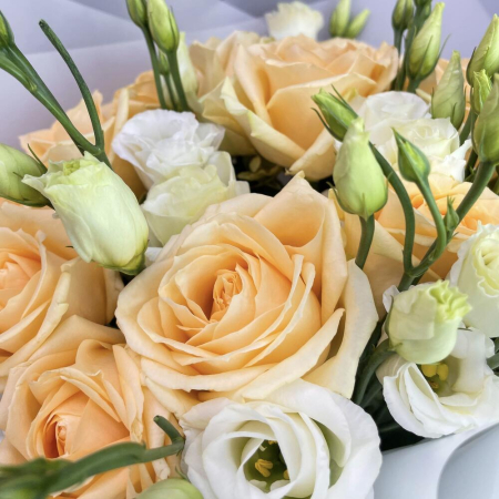 Buchet "Alexandra" cu Trandafiri și Lisianthus [2]