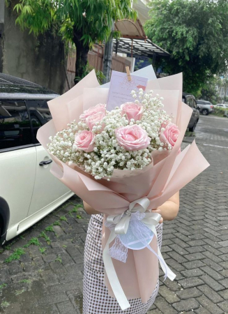 Ocazii - Buchet de Vară din 7 Trandafiri Roz și Gypsophila