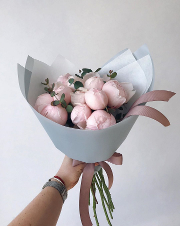 Buchete din Bujori Roz - Buchet din 11 Bujori Roz-Pal cu Eucalipt