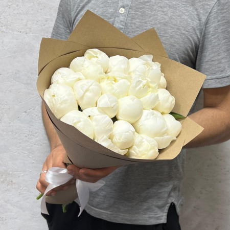 Buchete din Bujori - Buchet din 19 Bujori Albi în Hartie Kraft