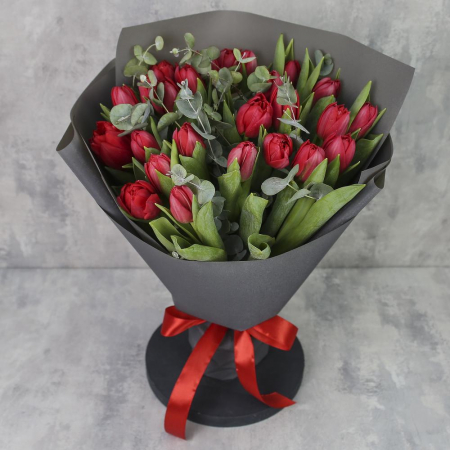 Buchete din Lalele - Buchet din 25 Lalele roșii în Hârtie Neagră