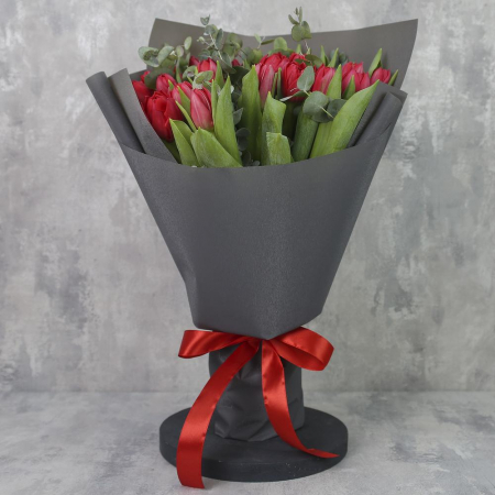 Buchet din 25 Lalele roșii în Hârtie Neagră [2]