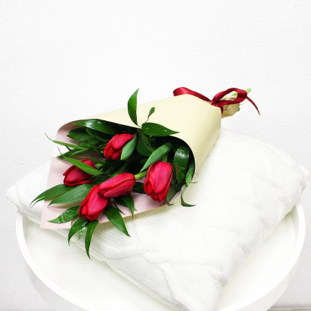 Lalele - Buchet din 5 Lalele Roșii și Verdeață Decorativă