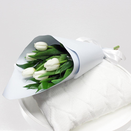 Lalele - Buchet din 5 Lalele Albe și Verdeață Decorativă