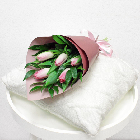 Lalele - Buchet din 5 Lalele Roz și Verdeață Decorativă