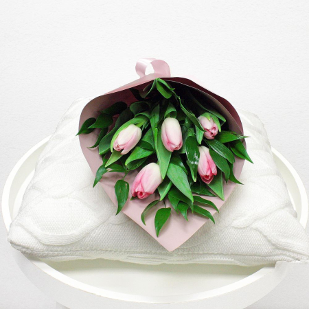 Buchet din 5 Lalele Roz și Verdeață Decorativă [1]