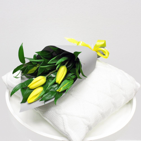 Buchet din 5 Lalele Galbene și Verdeață Decorativă [1]
