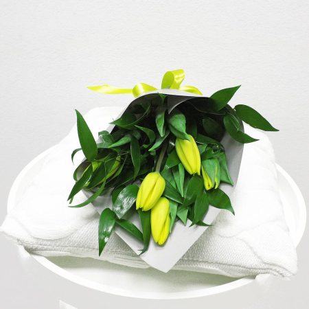 Lalele - Buchet din 5 Lalele Galbene și Verdeață Decorativă