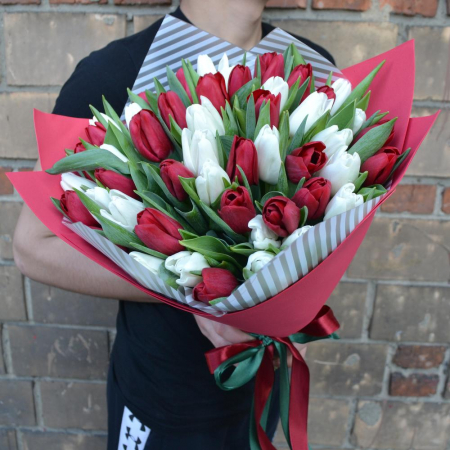 Valentine's Day - Buchet din 51 Lalele Alb-Roșii