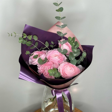 Buchete din Ranunculus - Buchet din 5 Ranunculus Roz și Eucalipt