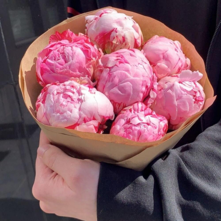 Buchete din Bujori - Buchet din 7 Bujori Roz în Hârtie Natur