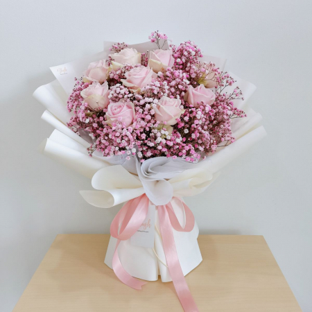 Ocazii - Buchet din 9 Trandafiri Roz Pal și Floarea Miresei Colorată