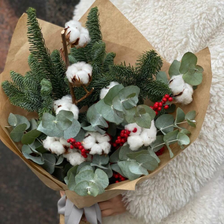 Buchete pentru externare din spital - Buchet de Crăciun cu Brad, Eucalipt, Bumbac și Ilex