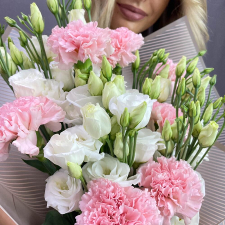 Buchet din Garoafe și Lisianthus de Sfântul Alexandru [3]