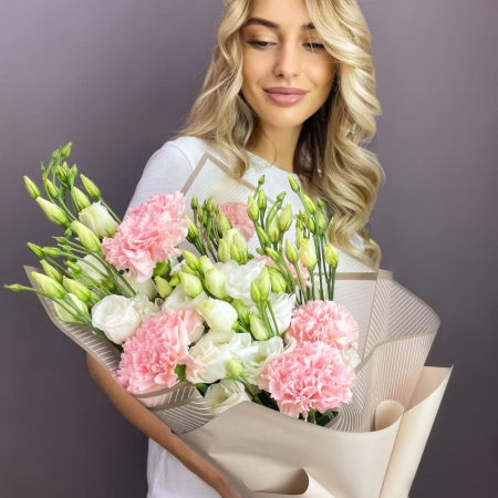 Valentine's Day - Buchet din Garoafe și Lisianthus de Sfântul Alexandru