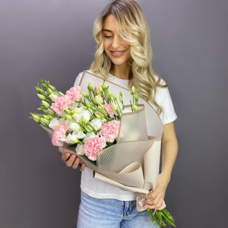 Buchet din Garoafe și Lisianthus de Sfântul Alexandru [2]