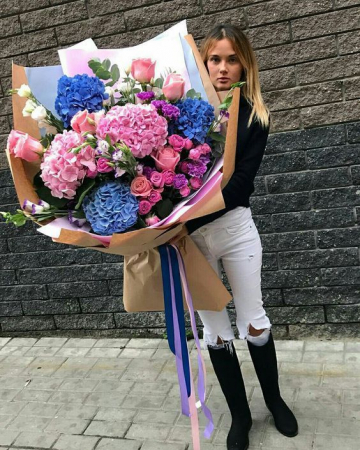 Buchete din Hortensie - Buchet Pastel cu Hortensii Bleu și Roz, Trandafiri și Accente Mov