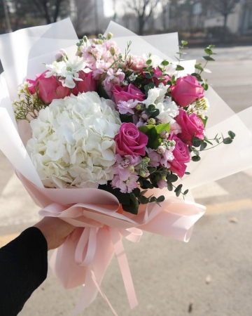 Buchete din Flori Mixte - Buchet Elegant cu Hortensie si Trandafiri