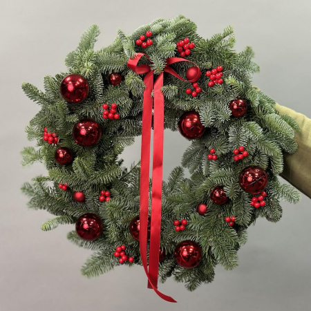 Coronițe de Crăciun - Coroniță din Brad cu Globuri și Ilex Roșu