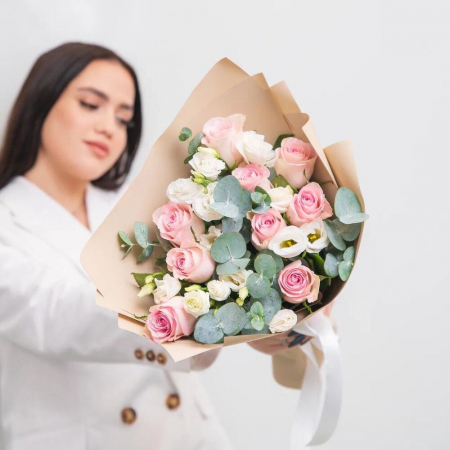 Ocazii - Trandafiri roz și Lisianthus alb pentru Constantin și Elena