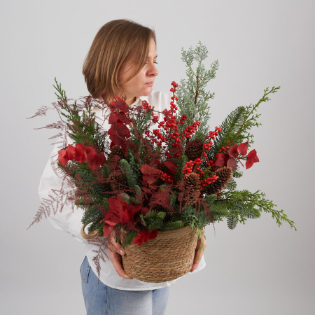 Coșuri de Anul Nou - Aranjament de Anul Nou cu brad într-un coș