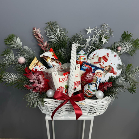 Coș de Anul Nou cu Dulciuri, Ciocolată Kinder și Fursecuri [1]