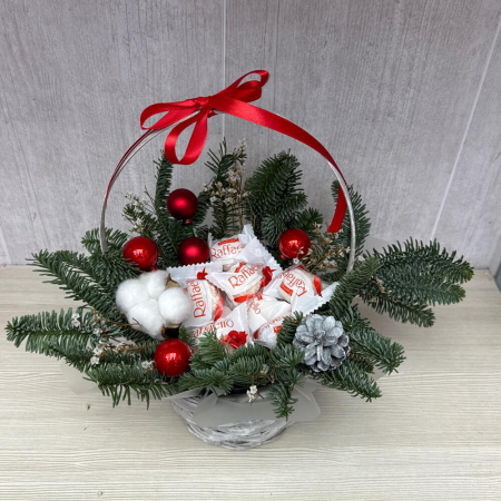Coșuri de Crăciun - Coș de Crăciun din Brad cu Bomboane Raffaello