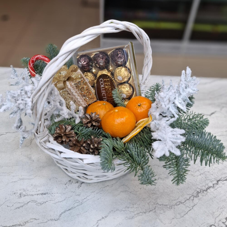 Coșuri de Crăciun - Coș de Crăciun cu Mandarine, Conuri și Ferrero