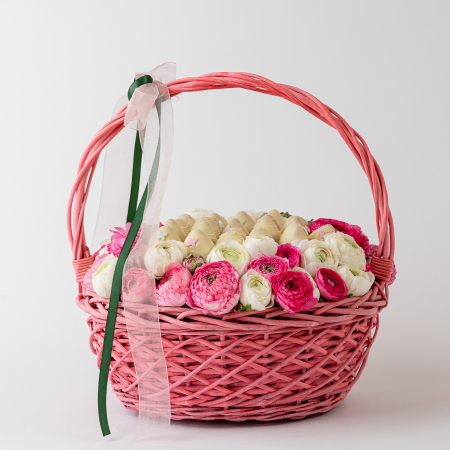 Cadouri - Cos cu Ranuculus si Capsuni Glazurate