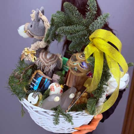 Coș Cadou Luxos cu Parfumuri, Dulciuri și Jucării „Simbolul Anului” [2]
