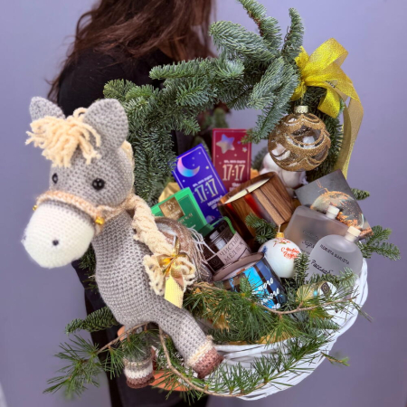 Coșuri de Anul Nou - Coș Cadou Luxos cu Parfumuri, Dulciuri și Jucării „Simbolul Anului”