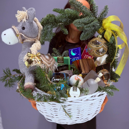 Coș Cadou Luxos cu Parfumuri, Dulciuri și Jucării „Simbolul Anului” [1]