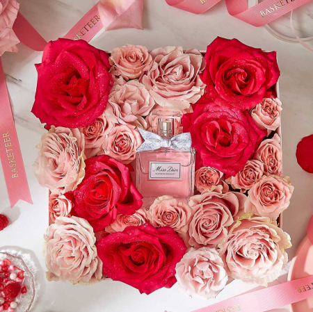 Ocazii - Cutie Elegantă cu Flori și Parfum Miss Dior