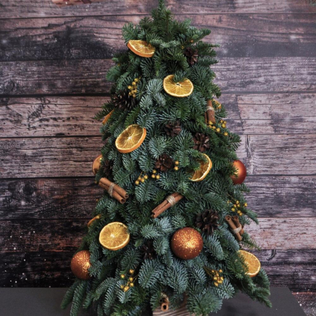 Pom de Crăciun cu Globuri, Scorțișoară, Portocale și Conuri [1]