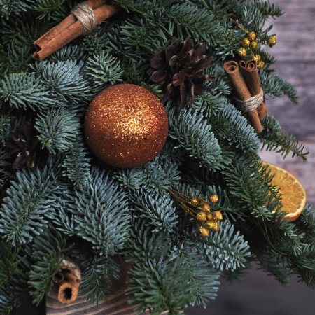 Pom de Crăciun cu Globuri, Scorțișoară, Portocale și Conuri [2]