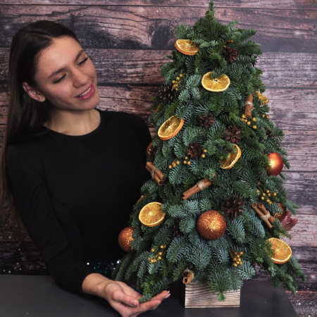 Pom de Crăciun cu Globuri, Scorțișoară, Portocale și Conuri [4]