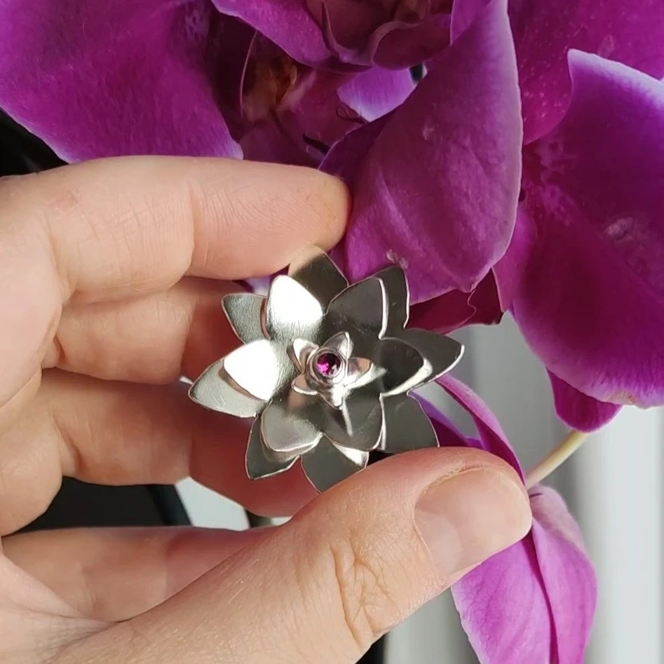 Brosa pin din argint, nufar cu rubin [3]