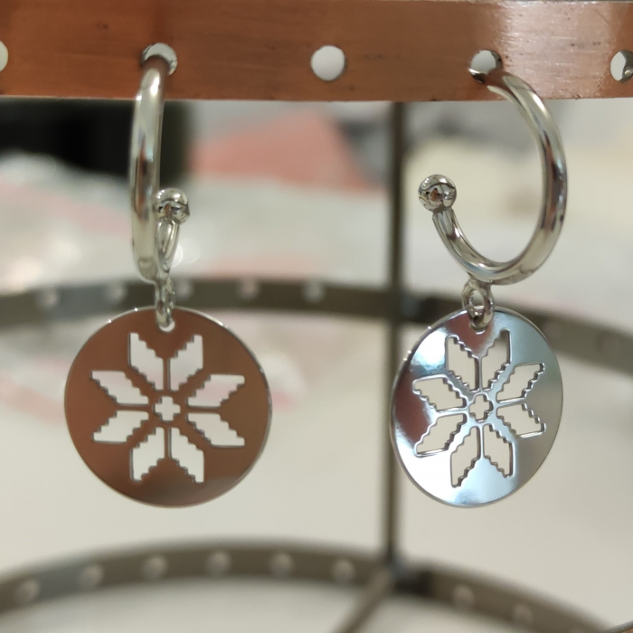 Cercei semicerc cu tija, banut cu motiv traditional, argint 925 placat cu platina [2]