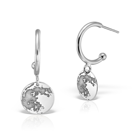 Cercei - Cercei semicerc cu tija, charm banut gravat luna, argint 925 placat cu platina