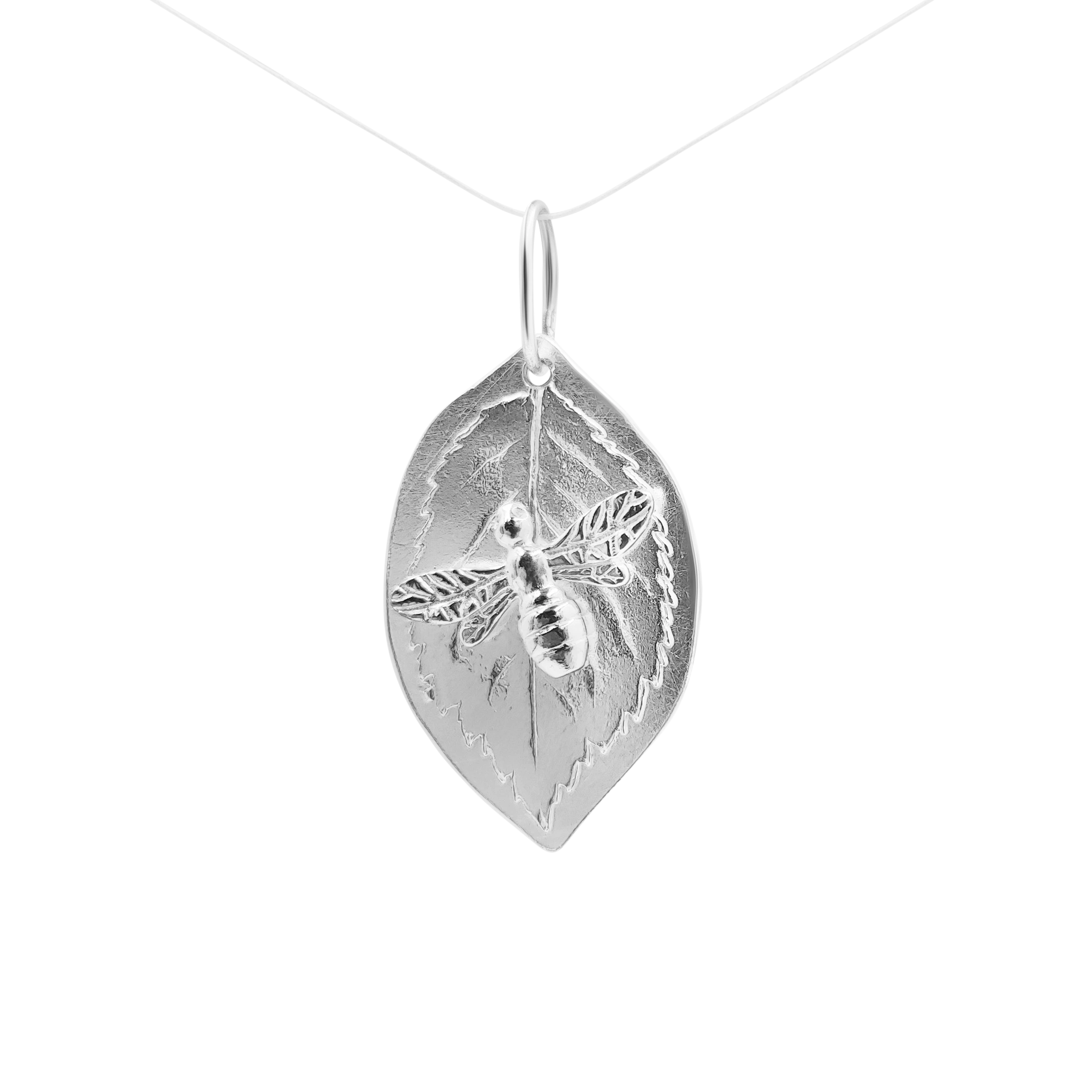 Pandantive - Pandantiv din argint, frunza de trandafir cu albinuta