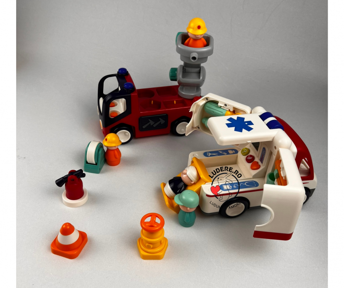 Ambulanta HOLA cu sunete lumini si personaje [9]