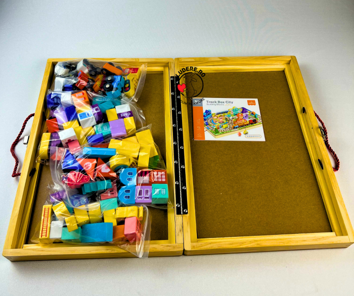 Orașelul din valiză joc din lemn Montessori cu trenulet pe baterii [8]