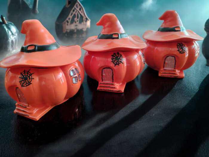 Lumânare parfumată "Pumpkin Spice Latte", în vas ceramic, model CĂSUȚA VRĂJITOAREI [7]