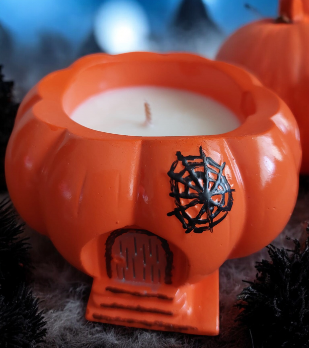 Lumânare parfumată "Pumpkin Spice Latte", în vas ceramic, model CĂSUȚA VRĂJITOAREI [2]