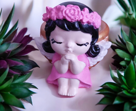 Colecții - Lumânări parfumate - Lumânare parfumată "Angel", în vas ceramic, model FETIȚĂ ÎNGERAȘ ȘI COS ÎMPLETIT