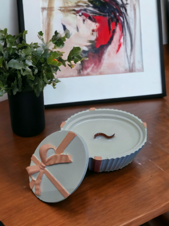 Lumânare parfumată în vas ceramic "CADOU”, Frezie [1]