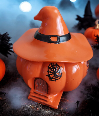 Colecții - Lumânări parfumate - Lumânare parfumată "Pumpkin Spice Latte", în vas ceramic, model CĂSUȚA VRĂJITOAREI